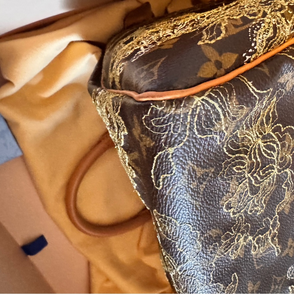 LV speedy 30 with lace
And lock and key clean inside. With box and dust bag - Picture 7 of 16